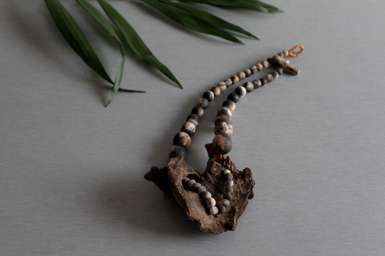 Glowing soul Bosco - olive tree bark and ceramic beaded necklace 44cm long