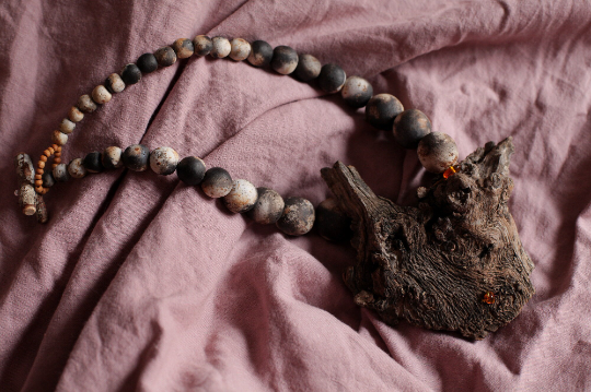 Glowing soul Bosco - olive tree bark and ceramic beaded necklace 44cm long
