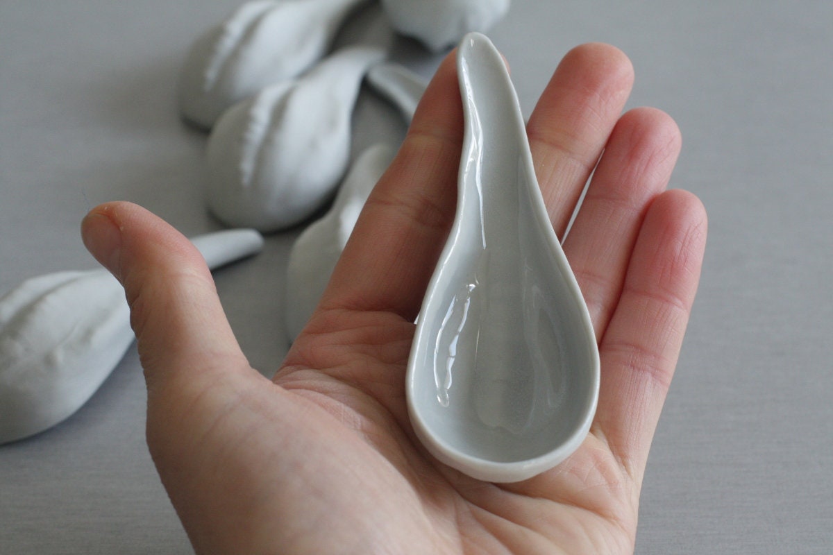 Light gray gourd shaped porcelain scoop, appetizer spoon, ceramic spoon